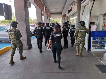 Elementos de la Guardia Nacional y de la policía estatal, recorren las calles de Colima, en noviembre de 2021.