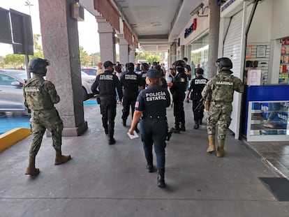 Elementos de la Guardia Nacional y de la policía estatal, recorren las calles de Colima