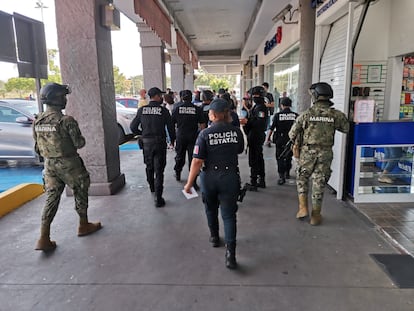 Elementos de la Guardia Nacional y de la policía estatal, recorren las calles de Colima, en noviembre de 2021.