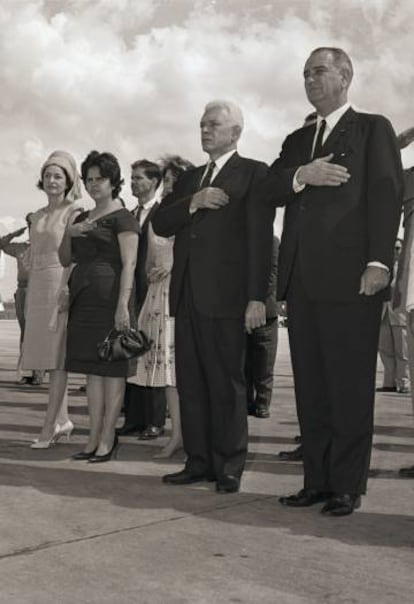 Juan Bosch, junto al entonces vicepresidente de Estados Unidos Lyndon B. Johnson (a la derecha), en el aeropuerto de Santo Domingo en febrero de 1963. 