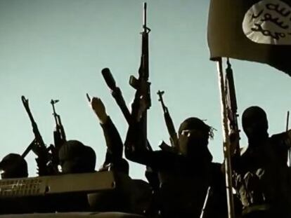 Membros do Estado Islâmico em um vídeo de março.