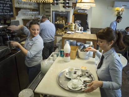 Cuatro camareros, dos mujeres y dos hombres, en un bar de Sevilla 
