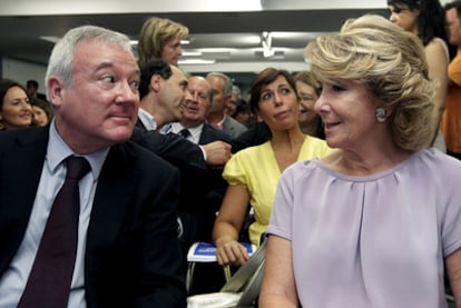 El presidente de Murcia, Ramón Luis Valcárcel, conversa con Esperanza Aguirre, ayer en Madrid.