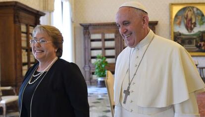 El Papa recibe a Michelle Bachelet en el Vaticano.