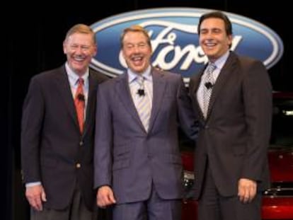 El jefe de operaciones de Ford, Mark Fields (d), el presidente de la compañía, Alan Mulally (i), y el presidente del consejo de administración de la empresa, Bill Ford (c), posan para la prensa en Dearbon, Michigan, Estados Unidos, este 1 de mayo de 2014.