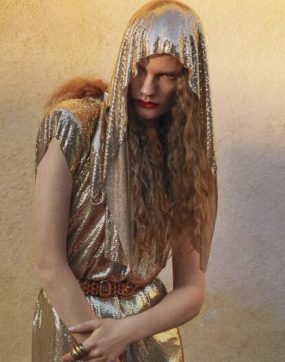 Vestido de malla metálica con incrustaciones de strass y bolero de Ferrara (Decades), y cinturón de eslabón metálico de Piscitelli (ambos en Mitchells Palm Springs); anillo de oro de Verdura. Máscara de cejas Couture Brow, de Yves Saint Laurent.