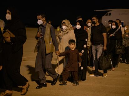 Los primeros refugiados evacuados de Afganistán, este jueves de madrugada a su llegada a la base de Torrejón de Ardoz (Madrid).