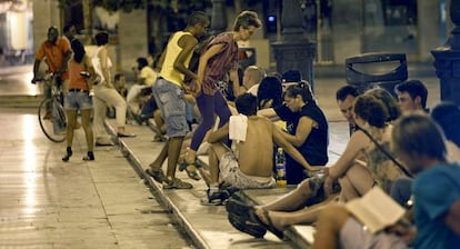 Vecinos y visitantes a la fresca en la plaza de la Virgen de Valencia el s&aacute;bado por la noche.