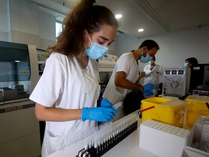Laboratorio de microbiología del Hospital La Paz de Madrid, donde se analizan las muestras sospechosas de covid.