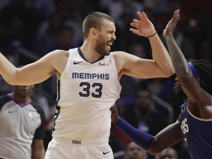 Marc Gasol, frente a Montrezl Harrell.