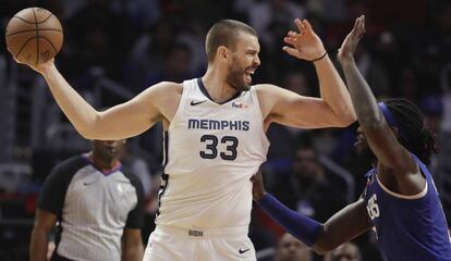 Marc Gasol, frente a Montrezl Harrell.