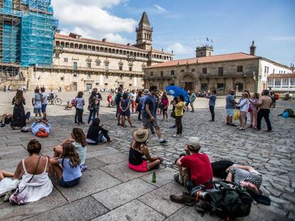 Turistas descansan en la plaza del Obradoiro en Santiago de Compostela.