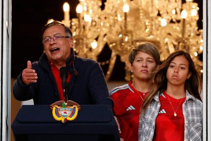 El presidente de Colombia, Gustavo Petro, pronuncia un discurso desde la Casa de Nariño junto a su esposa y su hija, durante la manifestación de apoyo a sus políticas el pasado 14 de febrero.