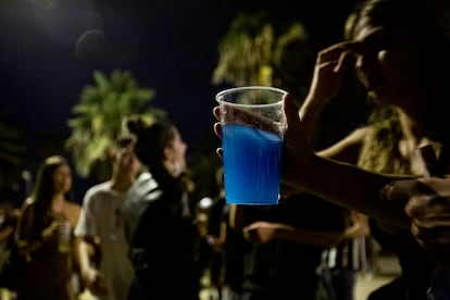 Jóvenes de botellón en Barcelona, en una imagen de archivo.