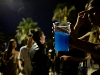 Jóvenes de botellón en Barcelona, en una imagen de archivo.