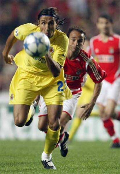 José Mari persigue la pelota.