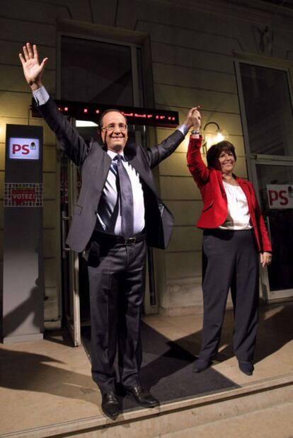 Hollande y Aubry, en la sede del partido en París.