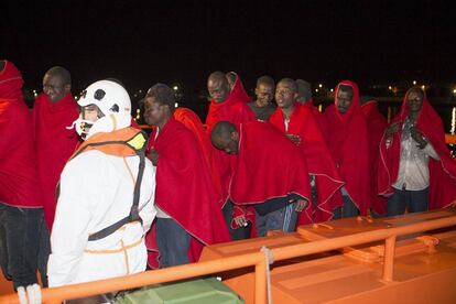 Llegada al puerto de Motril, en Granada, de 36 personas  rescatadas de una patera por efectivos de Salvamento Mar&iacute;timo. 