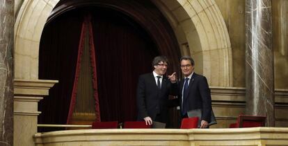 El presidente de la Generalitat, Carles Puigdemont, acompañado del expresidente Artur Mas.