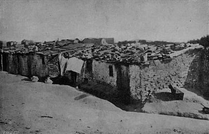 “Estas chozas, construidas con barro o materiales rebuscados en los rellenos y con latas para formar el tejado, están habitadas por familias muy numerosas, cuya existencia no es aventurado suponer conste solamente en las casas de socorro, en los hospitales y en el cementerio”, detalla el médico César Chicote en su informe al alcalde de Madrid, Luis de Marichalar.