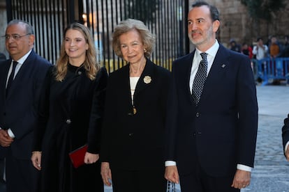 La reina Sofía junto a la presidenta de Baleares, Marga Prohens, durante el concierto anual de Pascua, en la Catedral Basílica de Santa María de Mallorca, el 14 de abril de 2025.