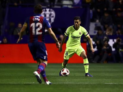 Chumi conduce el balón ante Coke, en el Levante-Barça. 