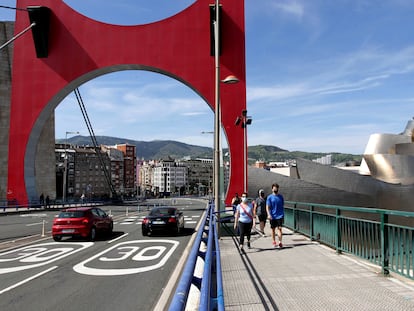 Señalización de limitación de velocidad en el puente de la Salve de Bilbao.