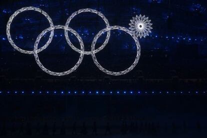 Imagen de la ceremonia de apertura de los Juegos, donde uno de los copos de nieve eléctricos que debían transformarse en aros falla.