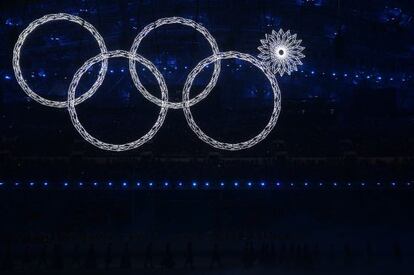 Imagen de la ceremonia de apertura de los Juegos, donde uno de los copos de nieve eléctricos que debían transformarse en aros falla.