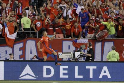 Alexis S&aacute;nchez celebra un gol a Panam&aacute;.