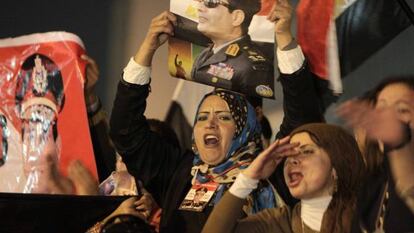 Partidarias del general Al Sisi celebran el resultado del refer&eacute;ndum constitucional, el s&aacute;bado en El Cairo. 