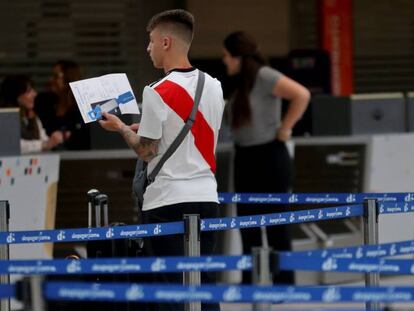 Un aficionado del River Plate en el Aeropuerto Internacional de Ezeiza para viajar a Madrid.