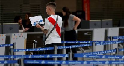 Un aficionado del River Plate en el Aeropuerto Internacional de Ezeiza para viajar a Madrid.