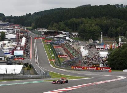 Lewis Hamilton rueda sobre el circuito de Spa durante los entrenamientos libres.