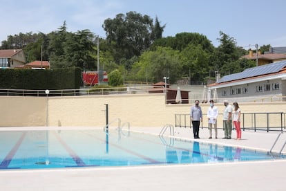 Los concejales de Navalagamella inauguran la temporada de piscina del verano.