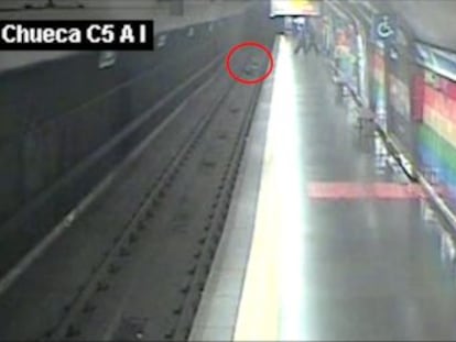 El vídeo de seguridad de la estación de Chueca muestra el momento del rescate