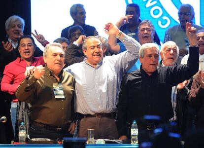 Juan Carlos Schmid (izq), H&eacute;ctor Daer y Carlos Acu&ntilde;a (dcha), los nuevos secretarios generales de la CGT de Argentina.
