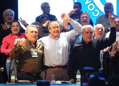 Juan Carlos Schmid (izq), Héctor Daer y Carlos Acuña (dcha), los nuevos secretarios generales de la CGT de Argentina.