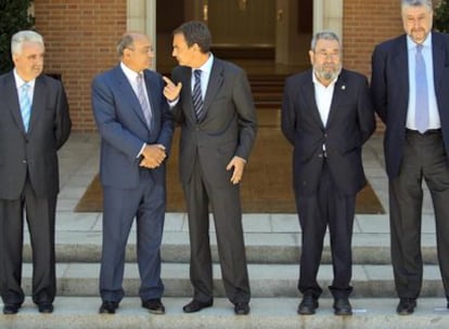 Bárcenas, Díaz-Ferrán, Rodríguez Zapatero, Méndez y José María Fidalgo, al iniciar el diálogo social el 29 de julio de 2008.
