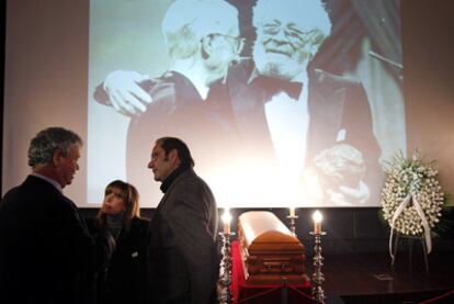 José Luis, hijo de Luis García Berlanga, conversa con asistentes a la capilla ardiente.