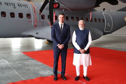 El presidente del Gobierno, Pedro Snchez, y el primer ministro indio, Narendra Modi, durante la inauguracin de la lnea de ensamblaje del avin C295, en la localidad de Vadodara (este de la India). 