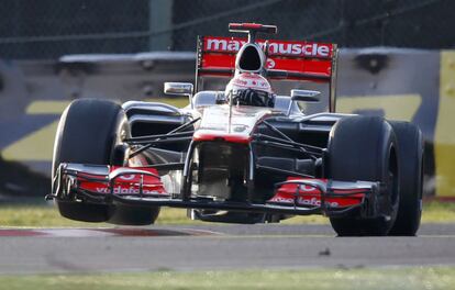 El monoplaza de Jenson Button se levanta en una curva.