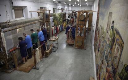 Trabajadores en los telares de la Real F&aacute;brica de Tapices de Santa B&aacute;rbara, el pasado mi&eacute;rcoles. 