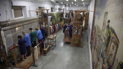 Trabajadores en los telares de la Real F&aacute;brica de Tapices de Santa B&aacute;rbara, el pasado mi&eacute;rcoles. 