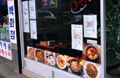 Escaparate de un restaurante en el barrio de Koreantown, en Toronto (Canadá).