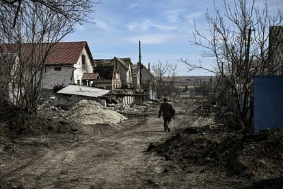 Un militar camina por el pueblo de Mala Rogan, al este de Járkov, tras la toma del poder por parte del Ejército ucranio. 