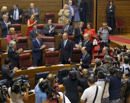 Alberto Fabra recibe el aplauso de la bancada del PP, ayer, tras su investidura como presidente de la Generalitat en las Cortes.