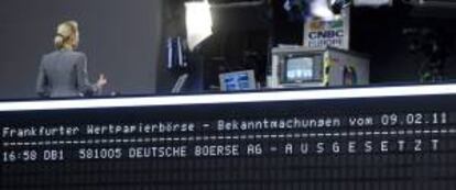 Una pantalla indica la evolución de las acciones de la Bolsa de Fráncfort (Alemania). EFE/Archivo