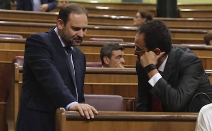 El portavoz parlamentario socialista, José Luis Ábalos (i), conversa con el diputado socialista y dimitido portavoz, Antonio Hernando (d), momentos antes del inicio de la segunda jornada del debate de la moción de censura de Unidos Podemos contra el Gobierno de Mariano Rajoy, el 14 de junio de 2017.