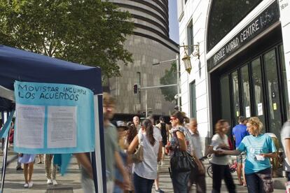 Tenderete de loa trabajadores de Movistar frente al MWC.